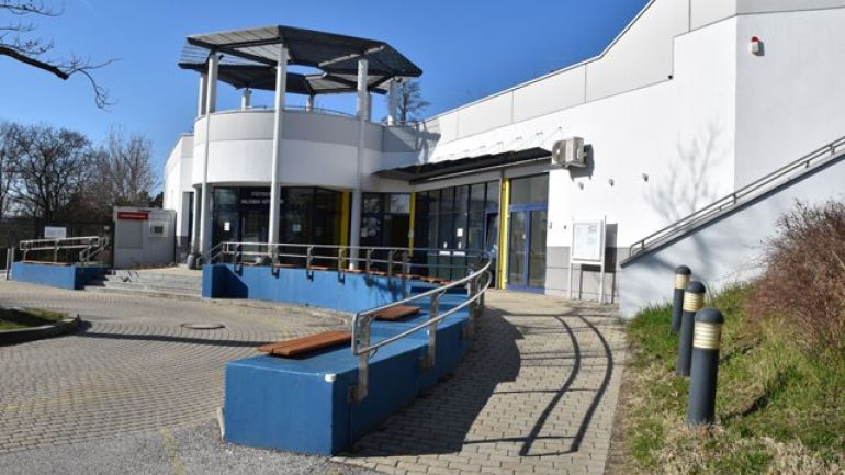 copyright: Stadt Wien - Bäder Rampe von den Behinderten-Parkplätzen zum barrierefreien Eingang des Hütteldorfer Bades