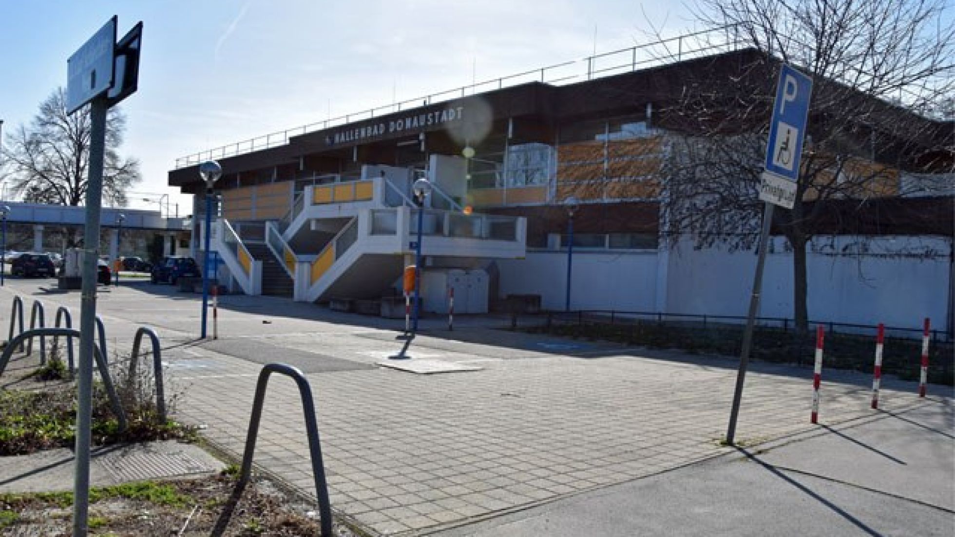 copyright: MA 44 - Bäder Behindertenparkplätze vor dem Eingang zur Schwimmhalle