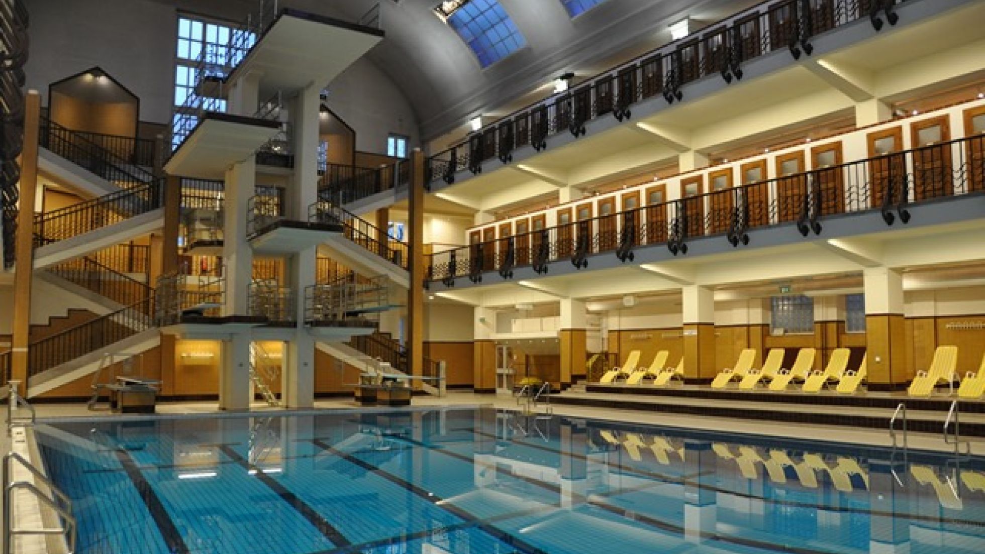 copyright: Wiener Bäder (MA 44) Sprungturm in der Schwimmhalle des Amalienbades