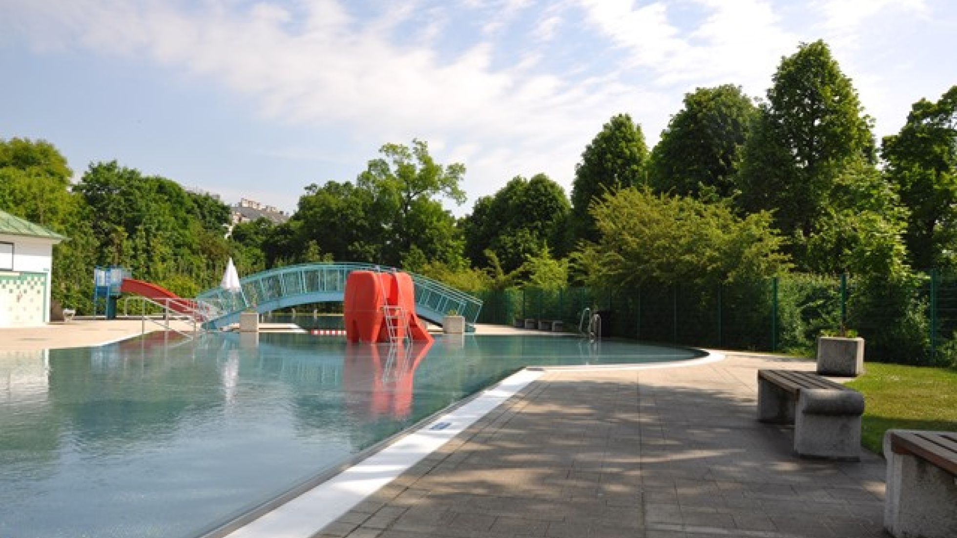 copyright: Wiener Bäder (MA 44) Kinderbecken im Freien mit Brücke