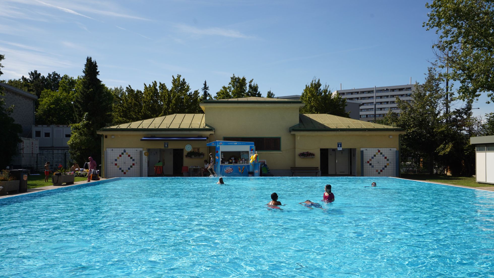 copyright: Stadt Wien/Horst Lassnig Freibecken mit Kindern