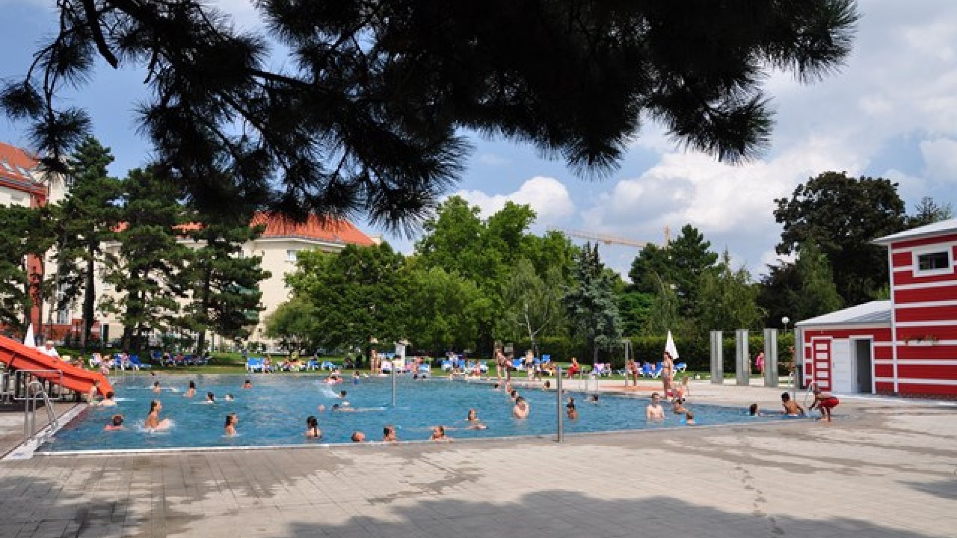 copyright: Wiener Bäder (MA 44) Kinderbecken im Freien und badende Menschen