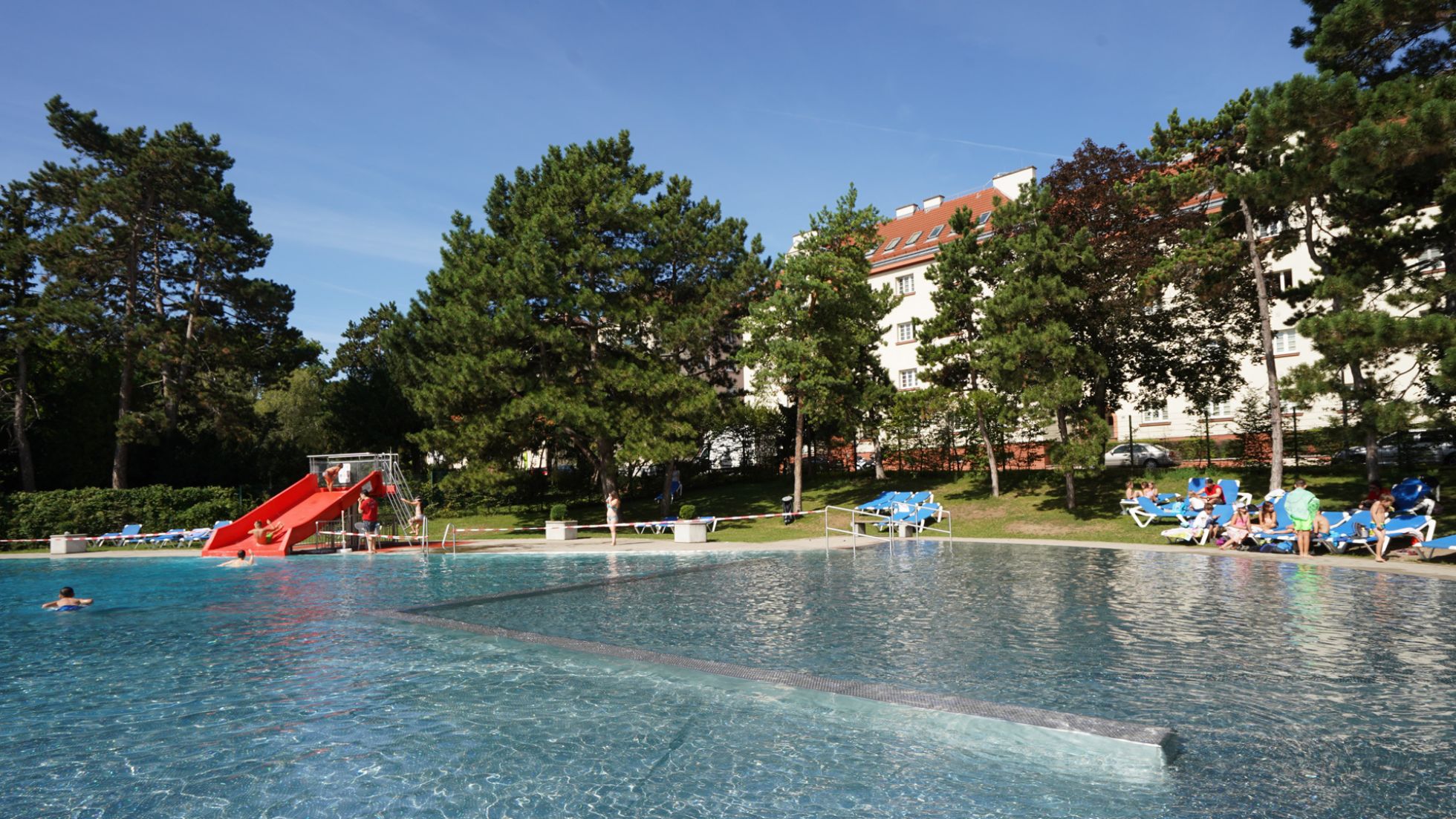 copyright: Stadt Wien/Horst Lassnig Freibecken und Liegewiese mit Bäumen
