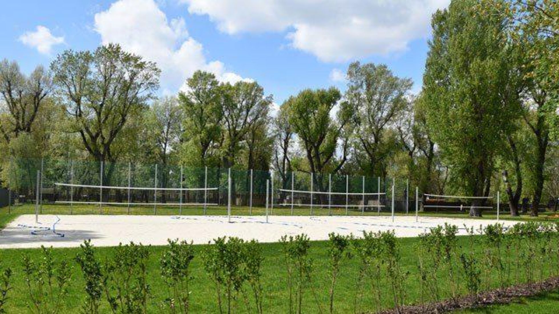 copyright: Wiener Bäder (MA 44) 3 Volleyballplätze nebeneinander
