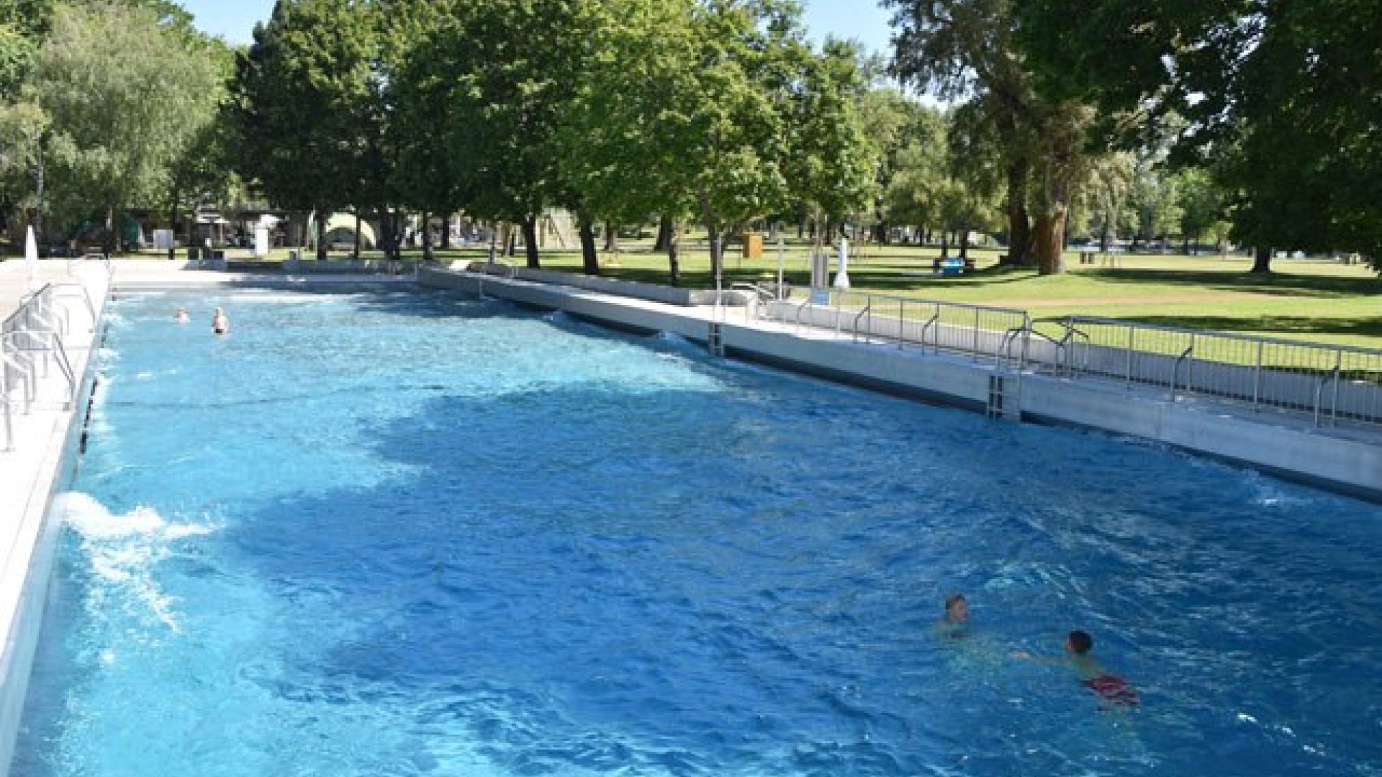 copyright: Stadt Wien/Horst Lassnig Schwimmbecken im Freien mit wellendem Wasser