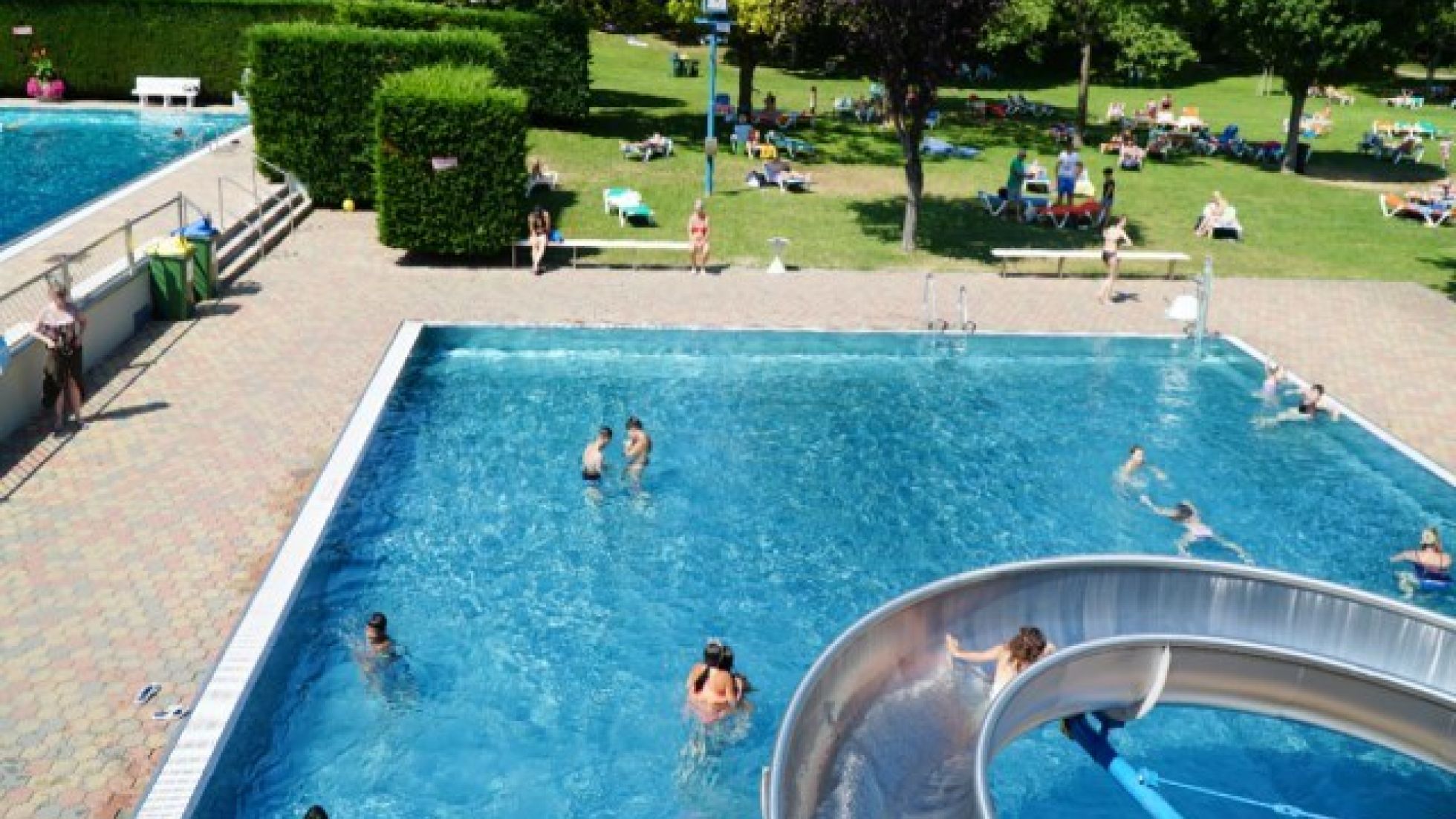 copyright: Stadt Wien/Horst Lassnig Becken und Rutsche von oben im Höpflerbad