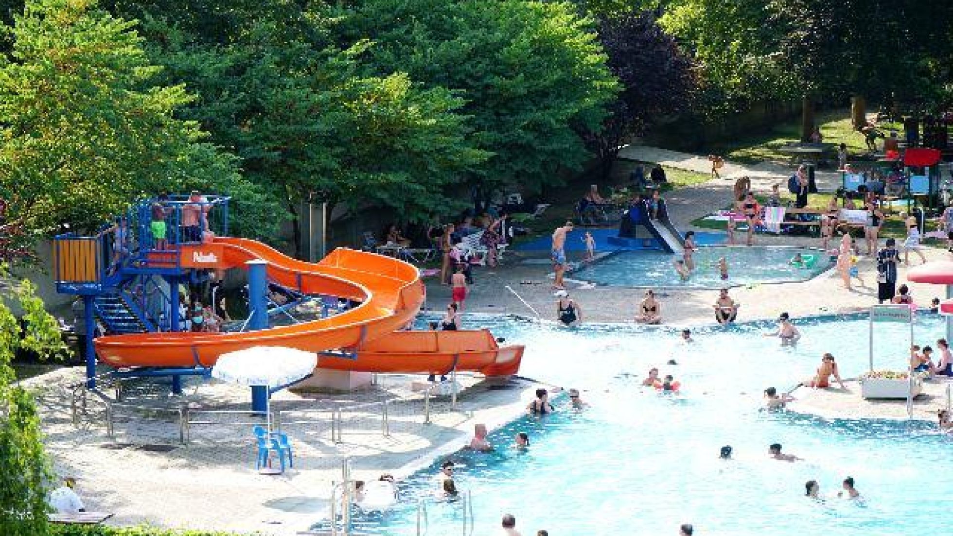 copyright: Stadt Wien/Horst Lassnig Becken mit Rutsche im Liesinger Bad