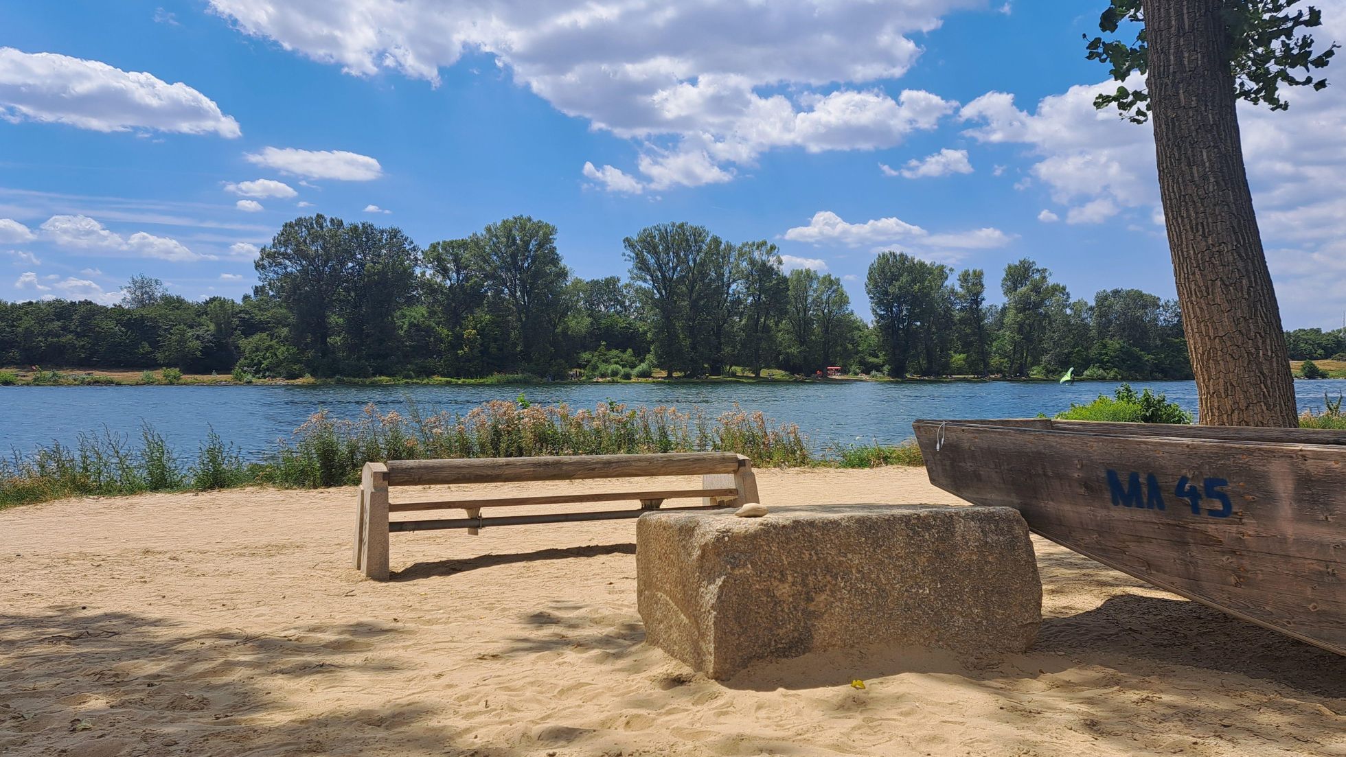 copyright: Wiener Gewässer - MA 45 Sitzbank an einem Sandstrand am Ufer der Neuen Donau.