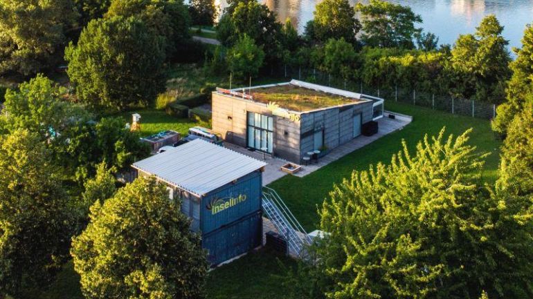 copyright: Christian Fürthner Haus umgeben von Bäumen neben Wasser