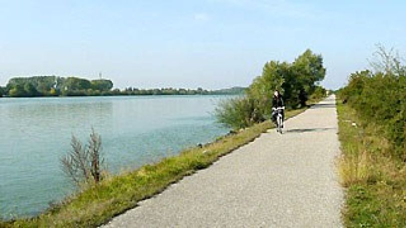 copyright: Kaja Bilek - flickr Radfahrer auf dem Radweg entlang der Donau