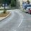 copyright: MA 46 Auf einer Straße ist ein Mehrzweckstreifen auf der Fahrbahn eingezeichnet. Rechts davon parken Autos. Die Straße mündet in einen Kreisverkehr.