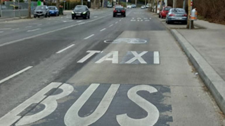 copyright: MA 46 Auf der rechten Fahrspur stehen in Großbuchstaben "Bus" und "Taxi" sowie ein Fahrradpiktogramm.