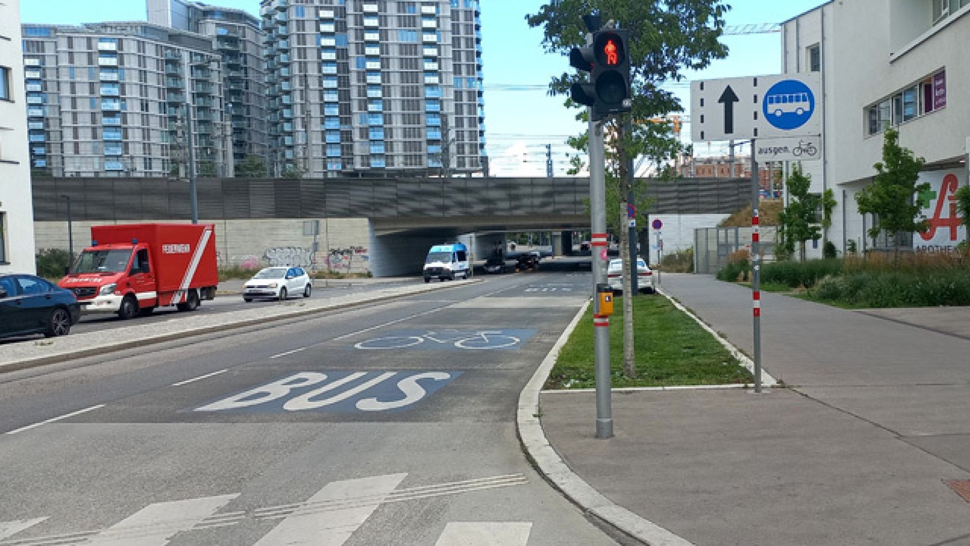 copyright: MA 46 Auf einer 2-spurigen Fahrbahn ist der rechte Fahrstreifen mit der Aufschrift "Bus" und einem großen Fahrrad-Piktogramm gekennzeichnet. Ein Verkehrsschild weist auf die Busspur hin.