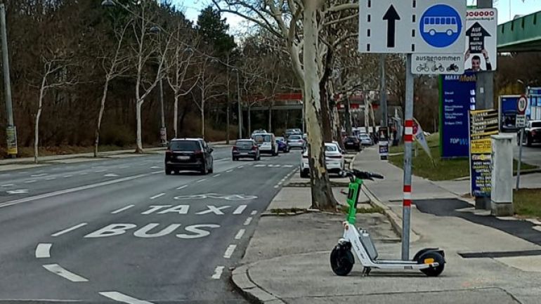 copyright: MA 46 Auf einer mehrspurigen Fahrbahn stehen am rechten Fahrstreifen "Bus", "Taxi" und ein Fahrradpiktogramm am Boden. Rechts davon steht ein Verkehrsschild, das die Busspur kennzeichnet mit Zusatz "ausgenommen Fahrräder und Motorräder".