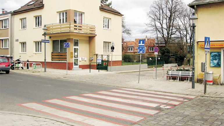 copyright: AUVA Kreuzungsbereich Maurer Hauptplatz - Bendagasse: rot unterlegter Zebrastreifen