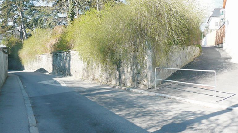 copyright: AUVA Kreuzungsbereich Armbrustergasse - Rudolf-Kassner-Gasse: Abschüssige schmale Straße ohne Zebrastreifen, Gehweg von einer Seite nicht einsehbar