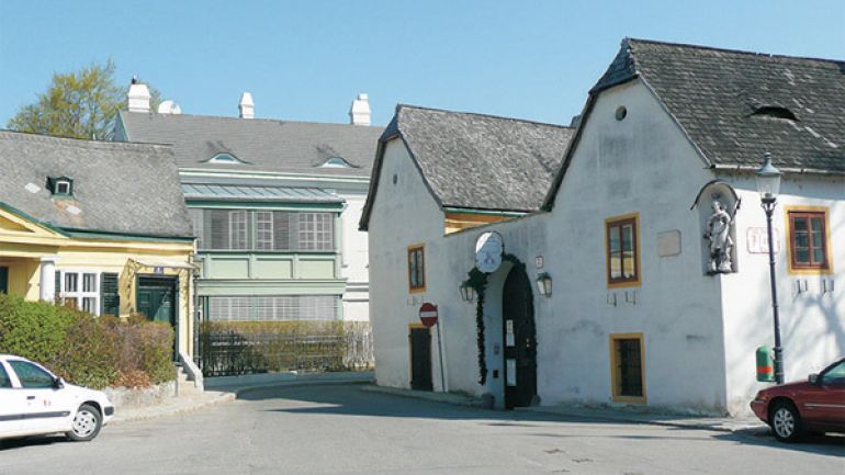 copyright: AUVA Kreuzungsbereich Eroicagasse - Pfarrplatz: Breiter Platz ohne Bodenmarkierungen oder Ampeln