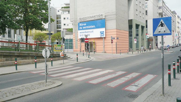 copyright: AUVA Kreuzungsbereich Apostelgasse - Erdbergstraße: Zebrastreifen über Straße, Verkehrsschilder, Wohnhausanlage