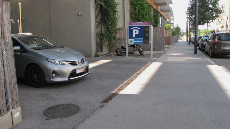 copyright: MA 46/Gabriele Steinbach Auto fährt aus Garageneinfahrt