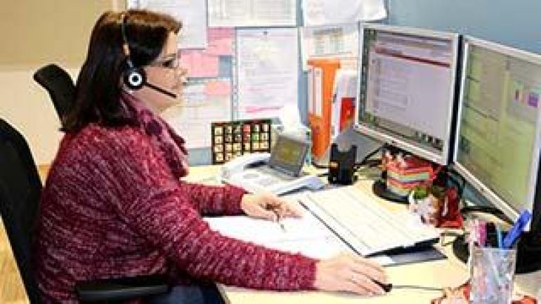 copyright: Felicitas Matern Mitarbeiterin des Beschwerdemanagements bei einem Telefongespräch