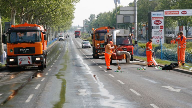 copyright: Felicitas Matern Straßenkehrer und Fahrzeuge der Straßenreinigung beim Vienna City Marathon