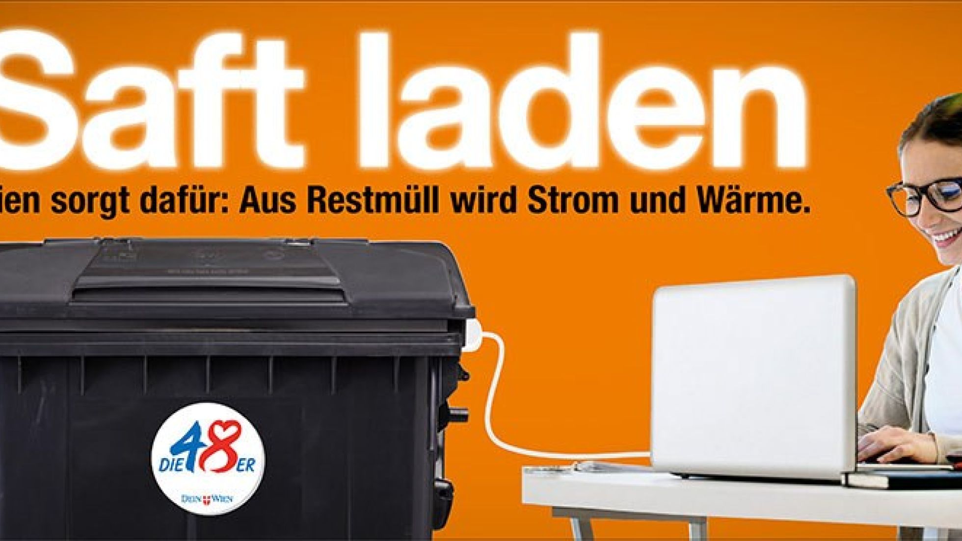 copyright: Unique Frau am Laptop, der an einer Mülltonne angesteckt ist, dazu Text: "Saft laden. Wien sorgt dafür - Aus Restmüll wird Strom und Wärme"