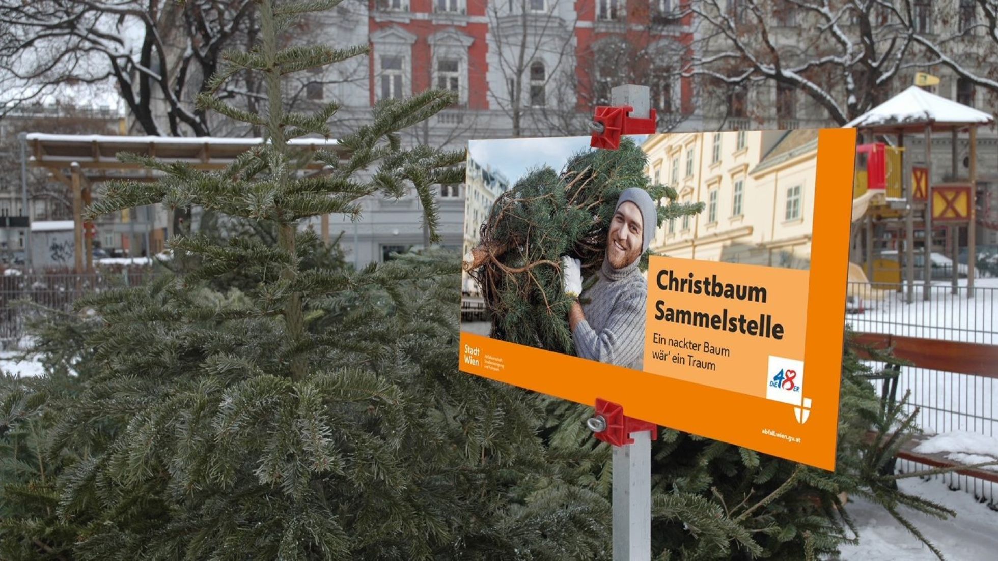 copyright: Feelimage/Matern Christbaum neben Schild "Christbaum-Sammelstelle"