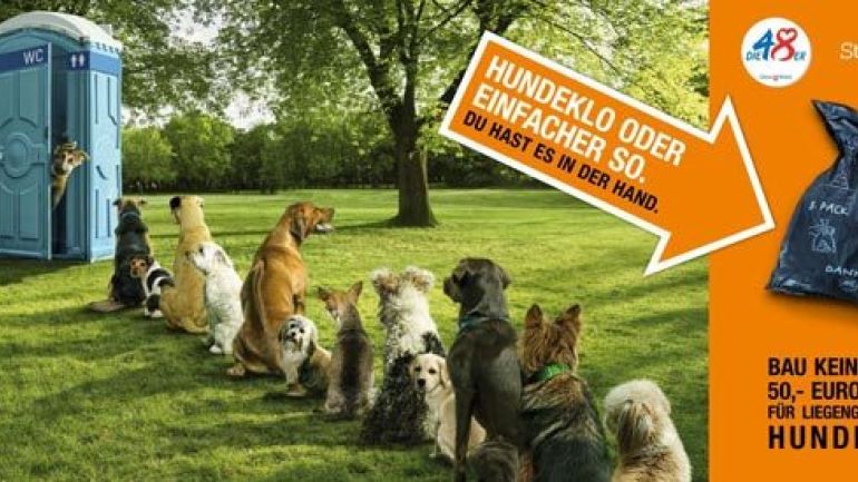 copyright: MA 48/UNIQUE Hunde stehen vor einer Toilette an, daneben ein Hinweis auf die Hundekotsackerln