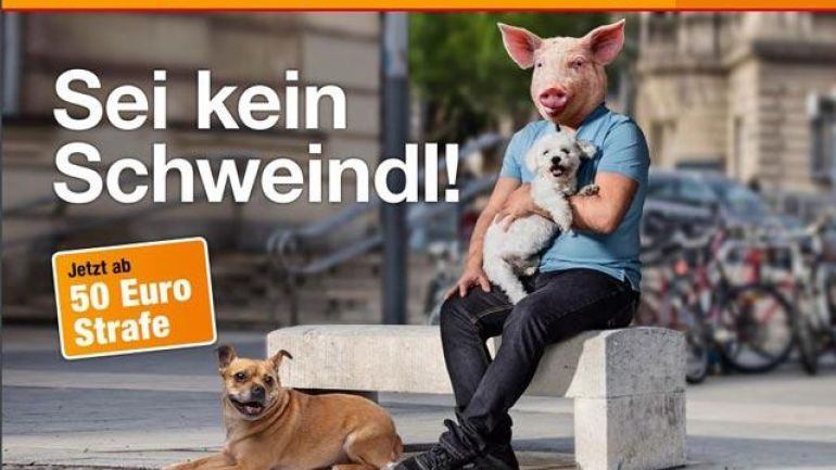 copyright: MA 48/UNIQUE Person mit Schweinekopf sitzt mit Hunden auf einer Sitzbank, davor Hundekot; Text: Sei kein Schweindl. Jetzt ab 50 Euro Strafe