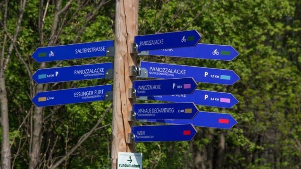 copyright: MA 49 Holzpfosten mit Wegweisern für unterschiedliche Wanderwege in der Lobau