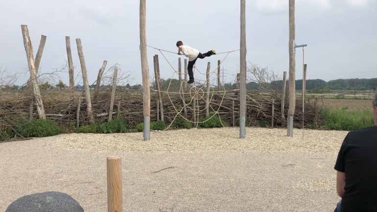 copyright: Forst- und Landwirtschaftsbetrieb / Susanne Leputsch naturnaher Spielplatz in der Neuen Lobau mit Kind auf Klettergerät