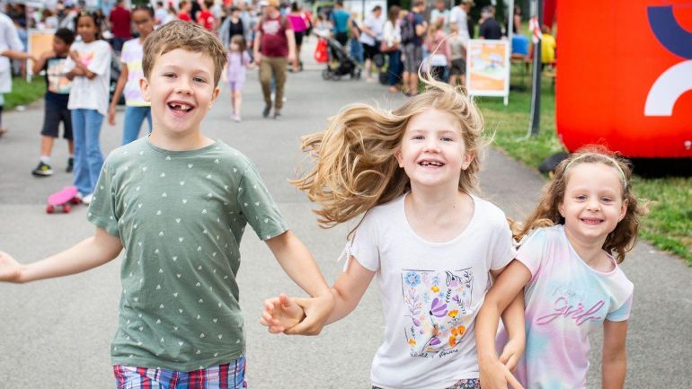 Lachende Kinder auf einer Veranstaltung