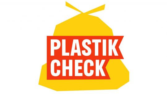 Grafik eines gelben Müllsacks, im Vordergrund der weiße Schriftzug "Plastik Check" auf rotem Hintergrund