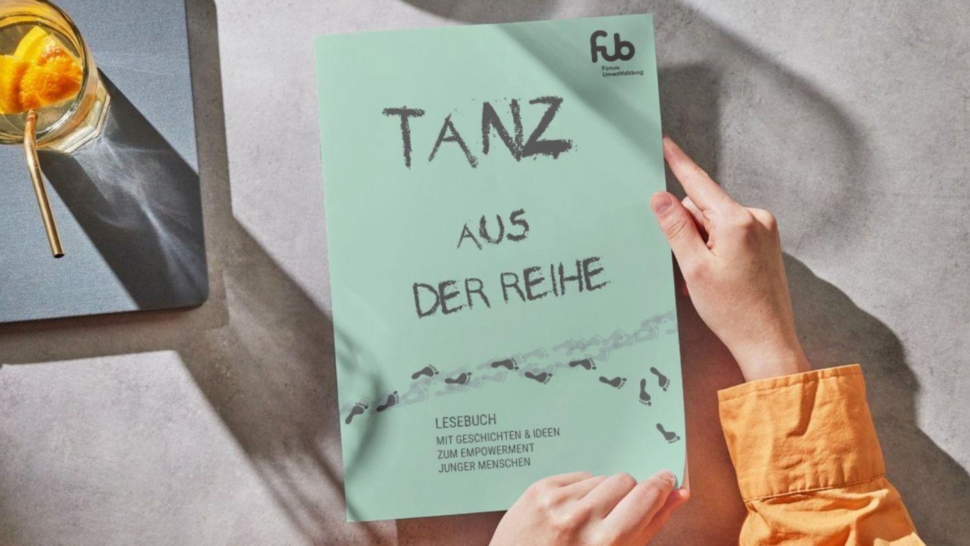 Das Buch mit dem Titel "Tanz aus der Reihe" liegt auf einem Tisch