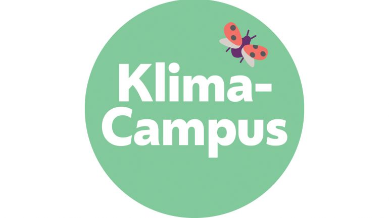 Grüner Kreis mit fliegendem Marienkäfer und Schriftzug "Klima-Campus"