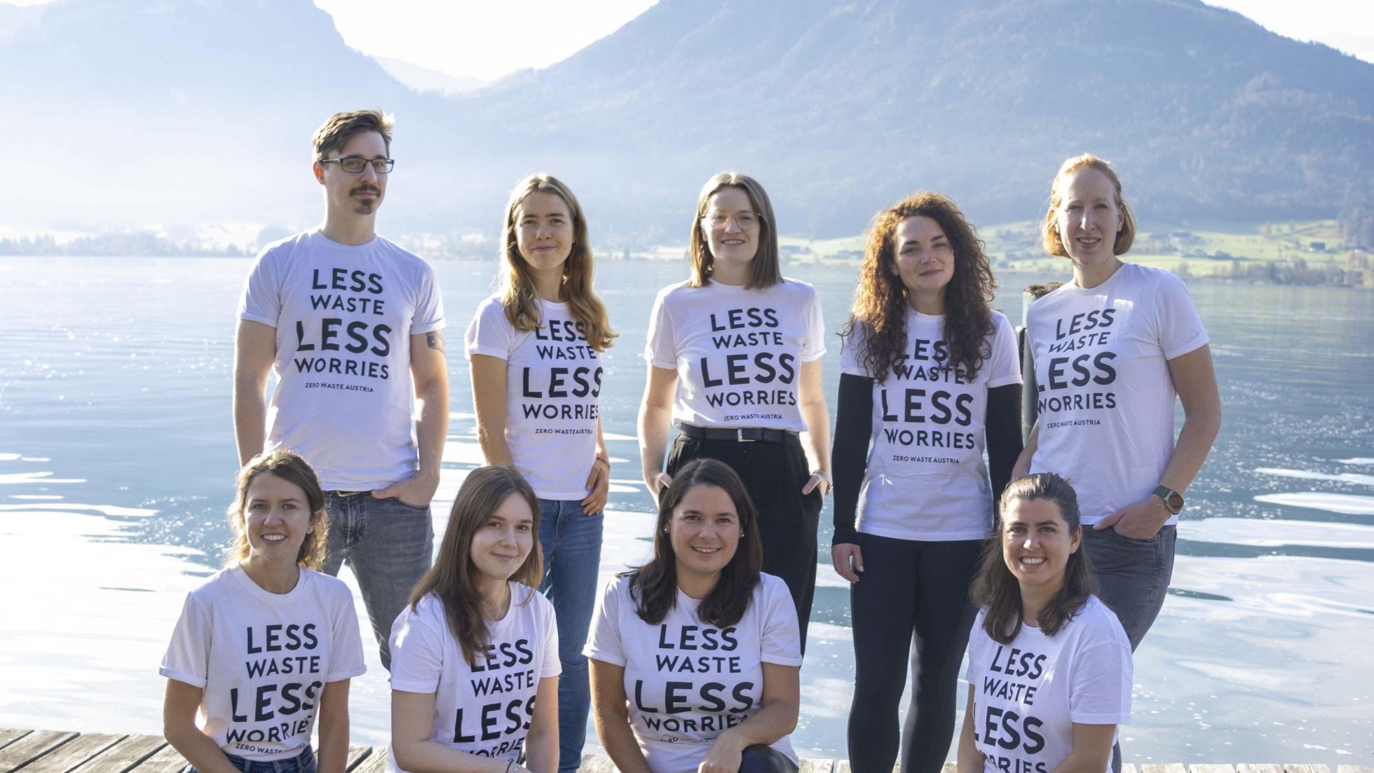 Gruppenfoto vor einem See