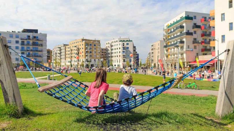 Modernes Stadtviertel mit Grünfläche und Spielplatz