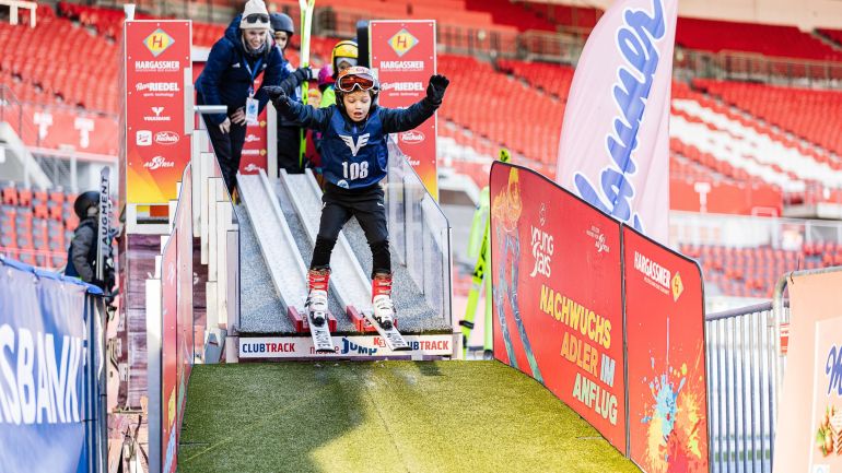 copyright: Stadtadler Kind springt im Stadion auf einer Kinder-Schanze