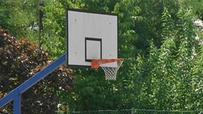 copyright: frischesgras Basketballkorb in der Jugendsportanlage Osterleitengasse