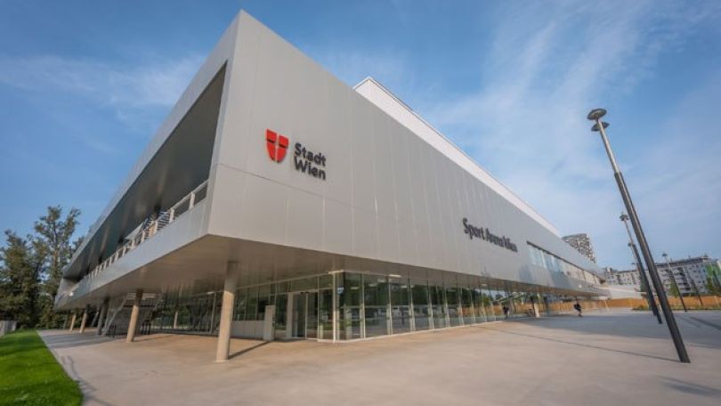 copyright: wien holding / David Bohmann Außenansicht auf die neue Sport Arena Wien zeigt graue Fassade und verglastem Eingangsbereich.