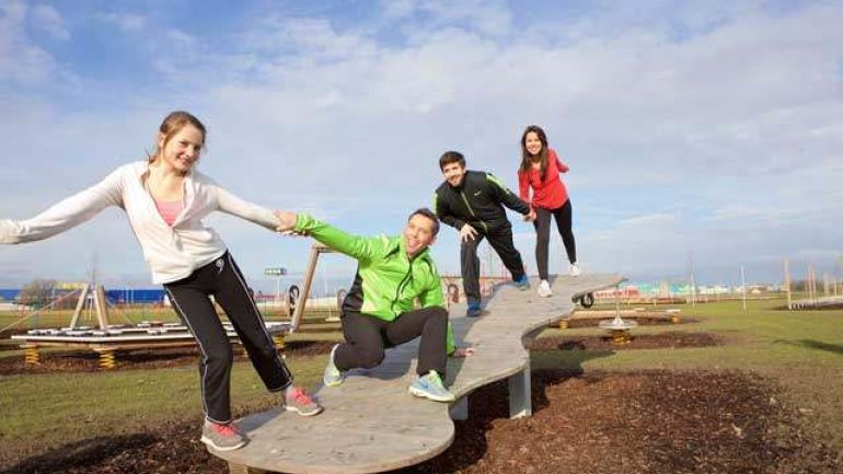 copyright: (c) message.at/Aris Venetikidis Vier Personen auf einem Fitnessgerät im Motorikpark Donaustadt