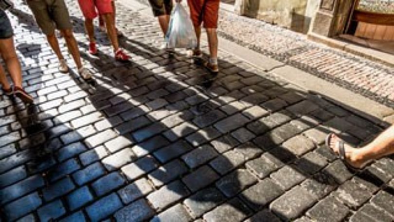 copyright: Erwin Wodicka - wodicka@aon.at Beine von Zu-Fuß-Gehenden und die dazugehörigen Schatten