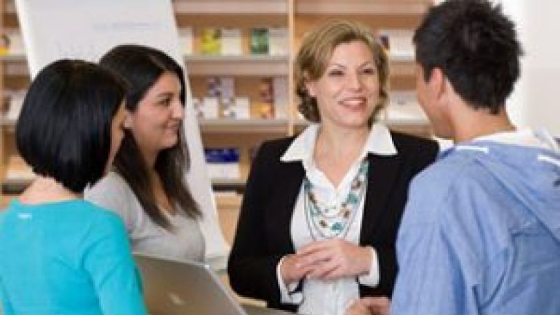 copyright: AMS/Petra Spiola Dame führt Gespräch mit jungen Erwachsenen