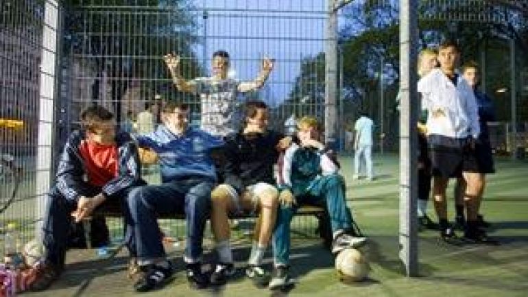 copyright: Lukas Beck Jugendliche bei einem Fußballkäfig