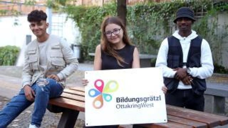 copyright: PID/VOTAVA 3 Jugendliche mit Bildungsgrätzl-Tafel