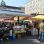 copyright: MA 59 Stände auf einem Lebensmittelmarkt und Marktbesucher*innen