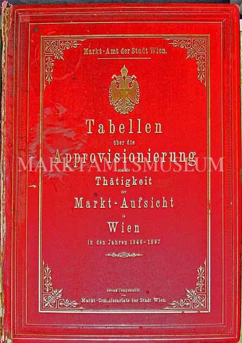 <p>Im "Preisbuch" finden sich gesammelt Aufzeichnungen über Liefermengen sowie Groß- und Kleinhandelspreise ausgewählter Lebensmittel von 1848 bis 1867.</p> Roter Buchumschlag mit der Aufschrift "Tabellen über die Approvisionierung und die Thätigkeit der Markt-Aufsicht in Wien in den Jahren 1848-1897"