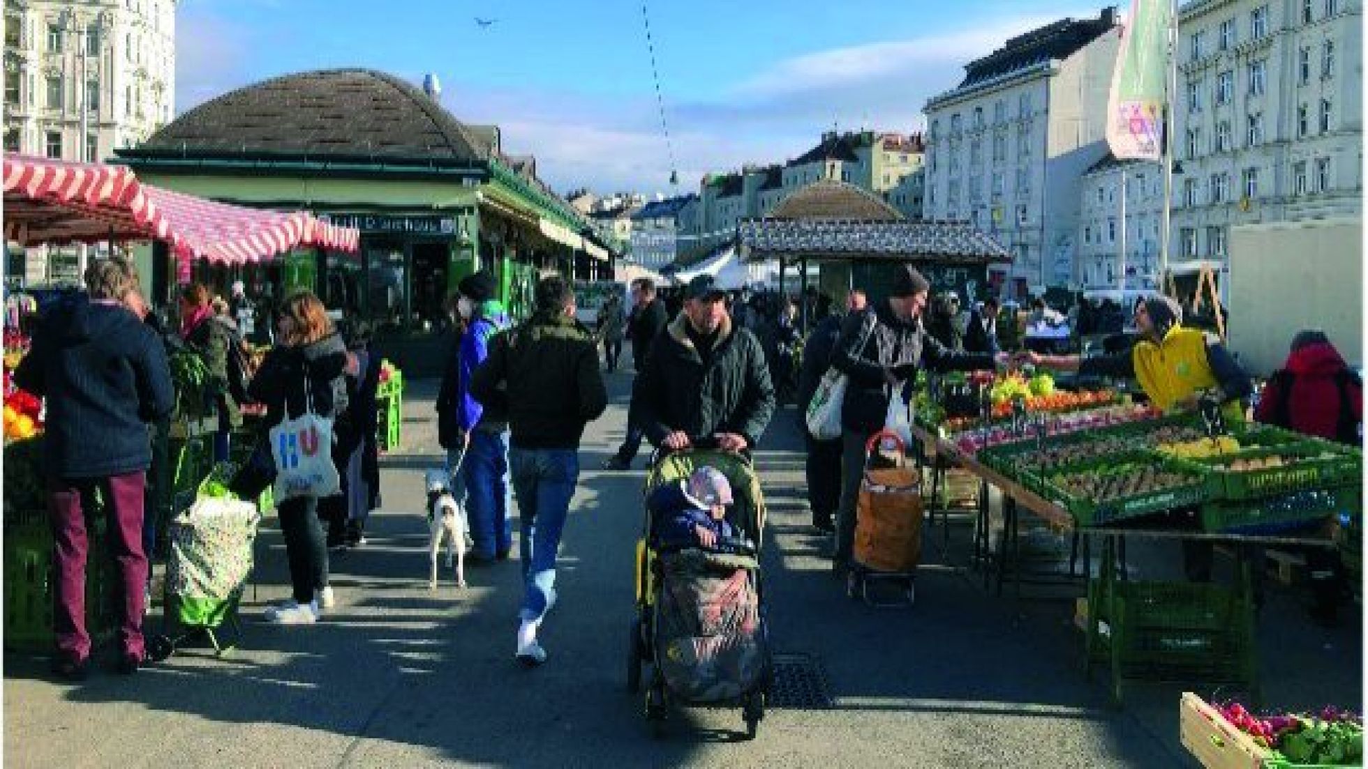 copyright: MA 59 Personen gehen bei Obst- und Gemüseständen entlang