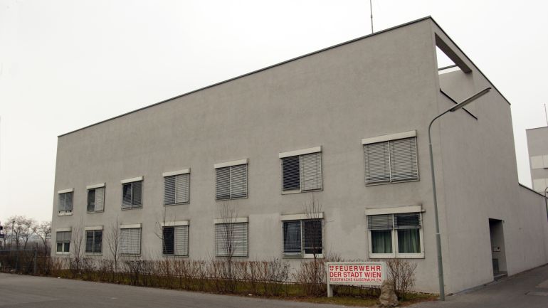 copyright: MA 68 Blick auf die Wache, ein einstöckiger schlichter Betonbau mit zwei Fensterreihen