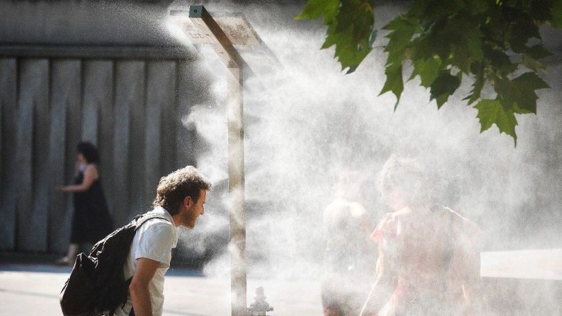 copyright: Wiener Wasser/Zinner Ein Mann steht vor einer Nebelstele und kühlt sich ab